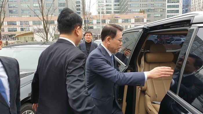 조용병 신한금융지주 회장이 22일 선고 공판을 마치고 귀가하는 차량에 타고 있는 모습. (사진=정재혁 기자)