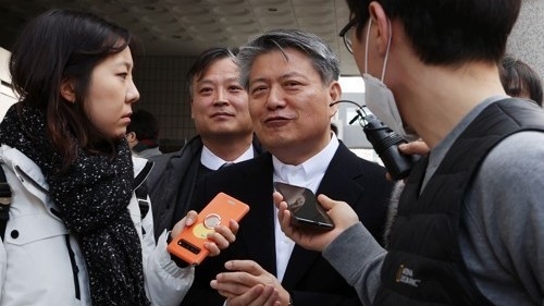 코스닥 상장 바이오업체 네이처셀의 주가를 조작한 혐의로 재판에 넘겨진 라정찬 네이처셀 회장이 7일 오전 서울 양천구 남부지법에서 열린 선고공판을 마친 뒤 법원을 나서며 취재진의 질문에 답하고 있다. 법원은 이날 라 회장에게 무죄를 선고했다.(사진:연합뉴스)