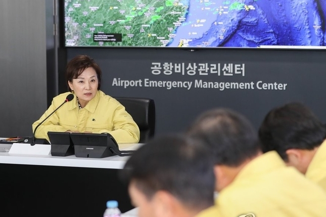 김현미 국토부 장관은 10일 오후 한국공항공사에서 대한항공, 아시아나항공, 제주항공 등 국내 항공사 10곳과 인천·한국공항공사 최고경영자(CEO)가 참석한 가운데 간담회를 열고 이 같은 내용의 항공업계 지원방안을 논의했다. 사진=연합뉴스