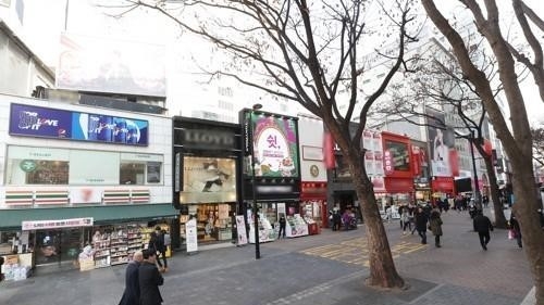<strong>점심시간 한산한 명동 거리(사진:연합뉴스)</strong>
