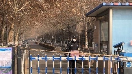 <strong>철조망으로 출입 통제하는 아파트</strong>(사진:연합뉴스)
