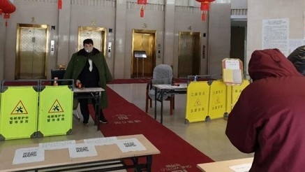 중국 랴오닝성 선양의 한 건물 로비에서 출입객이 QR코드를 이용해 개인정보를 등록하는 장면(사진:연합뉴스)
