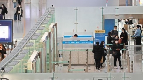 <strong>여행객 급감…한산한 출국장(사진:연합뉴스)</strong>
