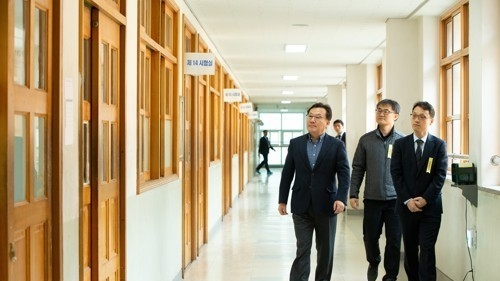 공무원 시험장 방문한 인사혁신처장(사진:연합뉴스)