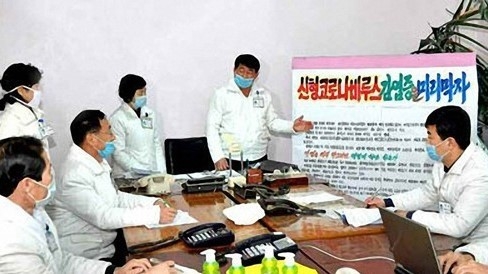 마스크 낀 북한 평안북도 의료진(사진:연합뉴스)