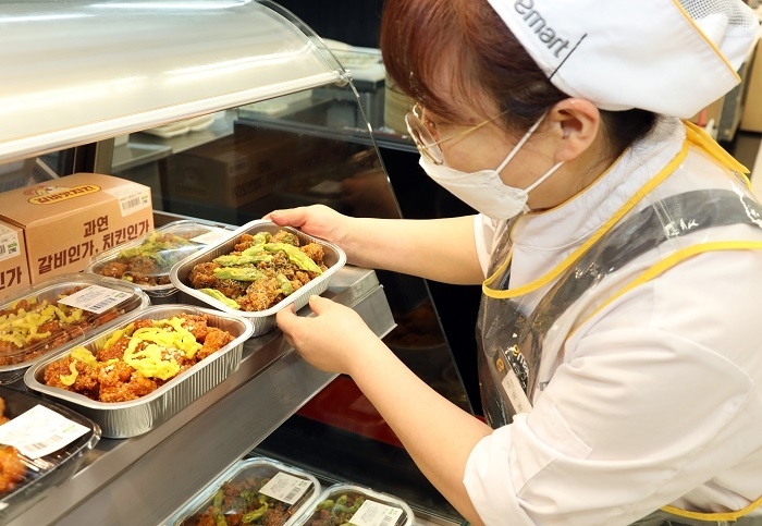 이마트에서 판매 중인 닭강정 제품. (사진=이마트)