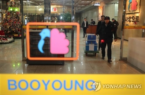 지난 2018년 서울 중구 부영 사옥에서 압수수색을 마친 검찰 수사관들이 압수한 물품들을 들고 차량으로 향하고 있는 모습. 이날 검찰은 부영그룹의 탈세 및 횡령 의혹과 관련해 부영주택을 비롯한 부영그룹계열사 등을 대상으로 압수수색을 벌인 바 있다.