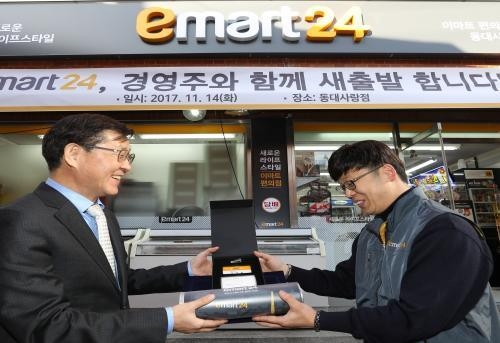 이마트24는 지속적으로 가맹점주들과 상생협력을 강조해왔다. 사진은 지난 2017년 서울 중구 소재 이마트24 동대사랑점에서 김성영 대표이사가 동대사랑점주에게 유니폼, 명함, 명찰, 대표이사 편지가 담긴 기프트박스 및 점주 자녀 장학금을 전달하고 있는 모습.
