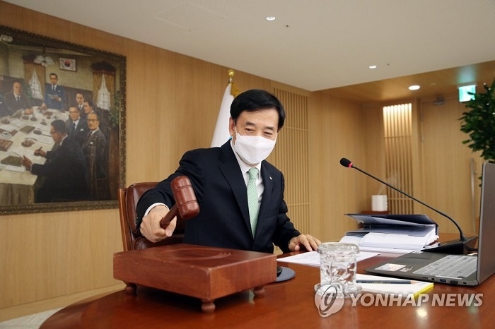 이주열 한국은행 총재가 27일 서울 중구 한국은행에서 열린 금융통화위원회에서 마스크를 착용한 채 의사봉을 두드리고 있다. (사진=연합뉴스) 