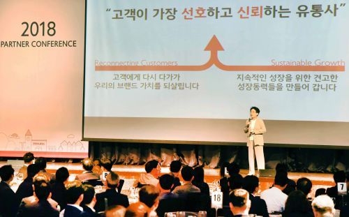 지난 2018년 흠플러스는 서울 양재동 더케이호텔 서울에서 '파트너가 초청 콘퍼런스를 개최했다. 이날 행사에서 임일순 흠플러스 사장은 동반성장에 힘써준 협력사들의 노고에 감사하고 상생의 길을 가겠다는 의지를 피력했다. 특히 이날 행사에는 임대매장 협력사는 물론 신규 입점을 고려하는 협력업체 관계자들도 함께 참석했다. 사진은 임일순 홈플러스 사장이 '협력사 초청 콘퍼런스(2018 Supplier Conference)'에서 협력사 대표들에게 상생 전략 등에 대해 발표하고 있는 모습.