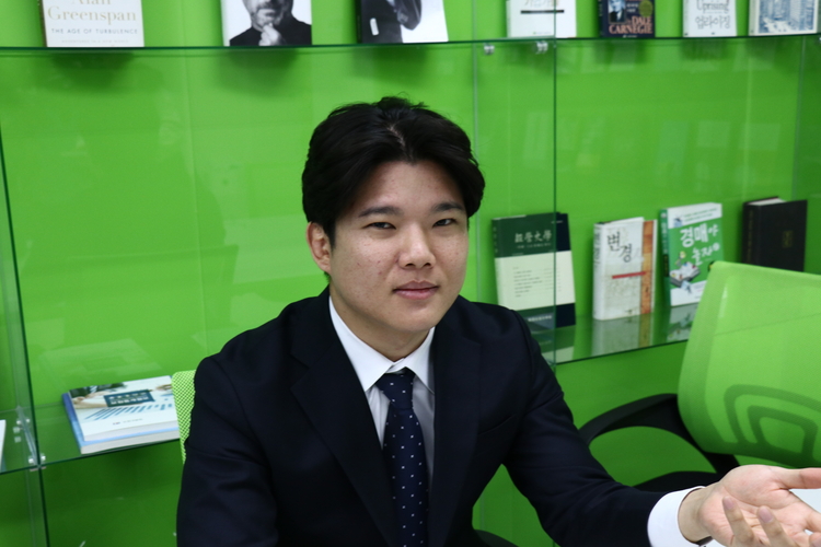 김근태 후보가 본지 본사를 방문해 인터뷰를 하고 있다. 김 후보는 정치권의 세대교체와 의로운 정치에 대해 강조했다.