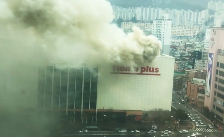 지난해 3월 부산 소재 가야 홈플러스에서 화재 사고가 발생한 모습. 이날 화재로 500여명이 긴급 대비하는 소통이 벌어졌다.