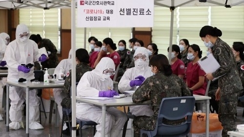 코로나19 교육받는 간호장교들(사진:연합뉴스)