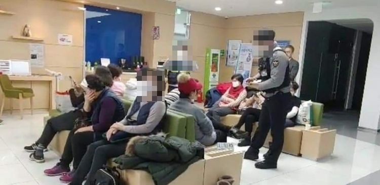 보암모 회원들이 삼성생명 본사 2층 고객프라자를 무단 점거했다는 신고를 접수받고 조사하는 모습. 이날 경찰은 무단 점거란 점을 강조하고, 이들에 대해 퇴거해줄 것을 요구했다.