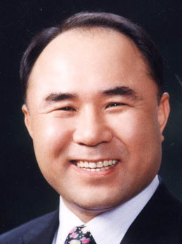윤홍근 제너시스BBQ그룹 회장.