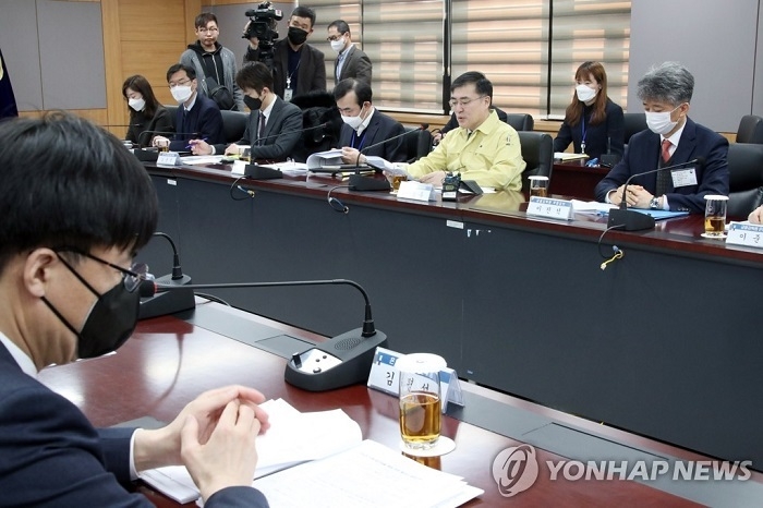 손병두 금융위 부위원장이 지난 5일 정부서울청사에서 열린 제3차 코로나19 금융권 대응 점검회의에서 발언하고 있다. (사진=연합뉴스)