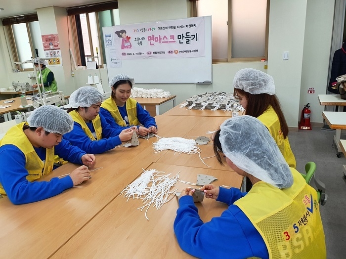 bhc치킨의 대학생 봉사 단체인 ‘해바라기 봉사단’이 지난 18일 서울 관악구 자원봉사센터에서 주관하는 ‘코로나19 극복 면 마스크 제작’ 봉사에 참여했다. (사진=bhc치킨) 