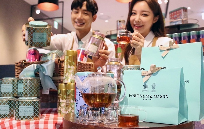 신세계백화점은 1일부터 포트넘 앤 메이슨의 올 봄 한정 상품 ‘셀레브레이션 블랜드 티(4만 8천원)’를 포함한 홍차와 비스킷을 선보인다고 밝혔다. (사진=신세계백화점)