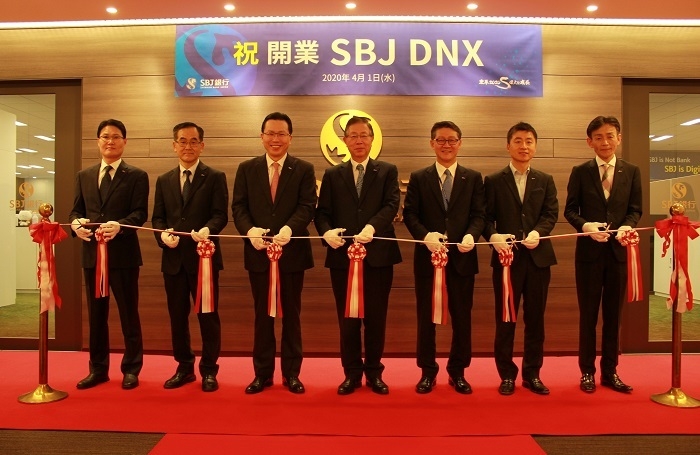 지난 1일 일본 동경 소재 SBJ본점에서 진행된 SBJ DNX 개업식에서 토미야 세이이치로 SBJ은행 사장(좌측 네 번째), 히라오카 SBJ DNX 사장(좌측 일곱 번째), 전필환 SBJ은행 부사장(좌측 세 번째), 김계환 SBJ DNX 부사장(좌측 첫 번째) 및 관계자들이 테이프커팅을 하는 모습. (사진=신한은행)