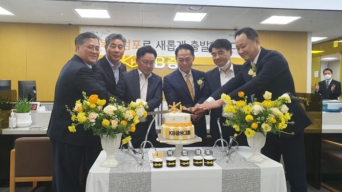 지난 6일 KB금융 가산디지털종합금융센터 WM복합점포 개점식에서 김동록 KB국민은행 남부지역영업그룹대표(왼쪽에서 두번째), 이홍구 KB증권 WM총괄본부장(왼쪽에서 네번째)이 임직원과 함께 축하케잌을 자르고 있다.(사진=KB금융) 