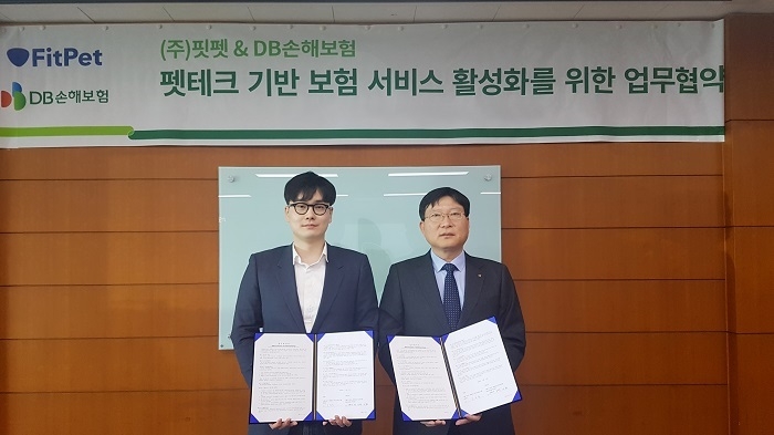 지난 8일 서울시 강남구 DB금융센터에서 류석 DB손보 법인마케팅팀장(사진 오른쪽)과 고정욱 핏펫 대표가 MOU체결 후 기념촬영을 하고 있다. (사진=DB손보) 