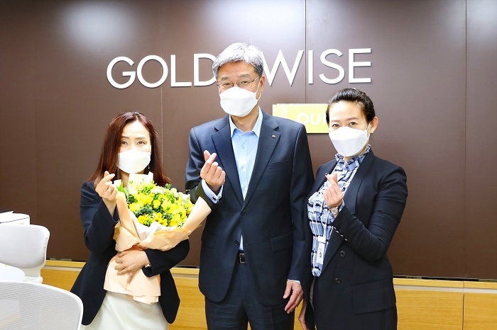 허인 KB국민은행장(왼쪽 두번째)이 지난 8일 여의도영업부를 방문해 직원들에게 프리지아 꽃을 전달하며 기념촬영을 하고 있다. (사진=KB국민은행)