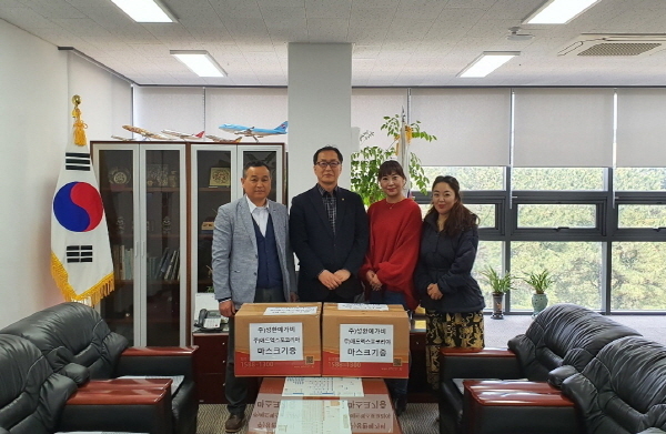 제주특별자치도관광협회마스크 전달식 기념 촬영 왼쪽부터 강성환 대표, 김남진 이사, 강민경 실장, 김민주 대표(사진 =제주특별자치도관광협회)