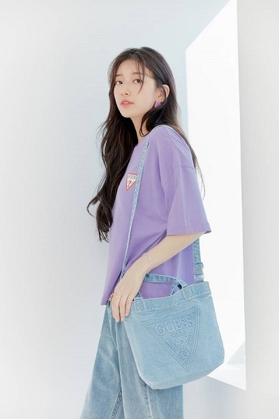 수지의 GUESS 와이드 진