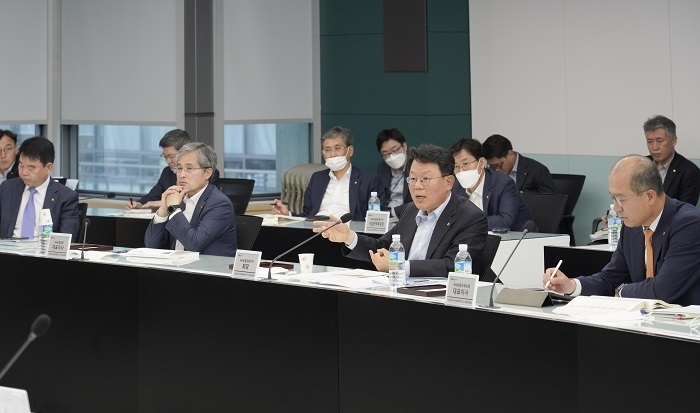 21일, 중구 소재 농협금융 본사에서 진행된 '농협금융 1분기 성과분석회의(겸 비상경영회의)'에서 김광수 농협금융 회장(사진 오른쪽 2번째)이 회의를 주재하고 있다. (사진=농협금융지주)