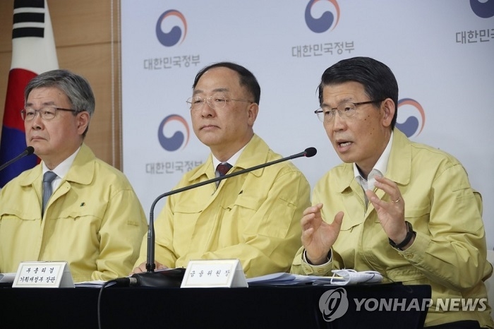 은성수 금융위원장이 22일 정부서울청사 브리핑실에서 제5차 비상경제회의를 마치고 결과 합동브리핑을 하고 있다. 오른쪽부터 은성수 금융위원장, 홍남기 경제부총리 겸 기획재정부 장관, 이재갑 노동부 장관. (사진=연합뉴스)