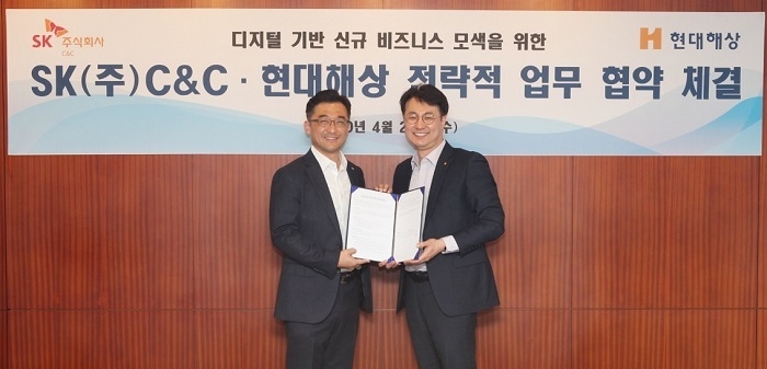 현대해상은 SK㈜ C&C와‘디지털 기반 신규 비즈니스 모색을 위한 업무협약(MOU)’을 체결했다고 23일 밝혔다. 정규완 현대해상 디지털전략본부장(오른쪽)과 이석진 SK㈜C&C Channel & Marketing 그룹장(왼쪽)이 기념촬영을 하고 있다. (사진=현대해상) 