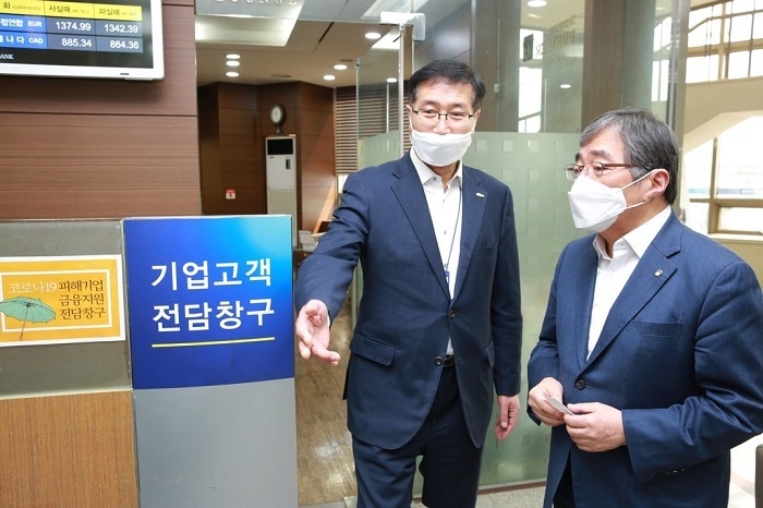 윤석헌 금감원장이 지난 2일 인천의 전통상가 밀집지역인 부평 인근의 신한은행 지점을 방문해 대출 만기연장 및 이자상환 유예 등의 이행 상황을 점검하고 있다. (사진=금감원) 