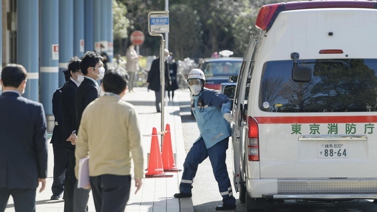 코로나19 확산한 일본…응급 의료체계 사실상 붕괴 [사진=연합뉴스]<br>
올해 1월 일본 도쿄도(東京都) 소방청 구급차가 신종 코로나바이러스 감염증(코로나19) 환자를 수용할 도쿄의 한 병원에 도착한 모습.