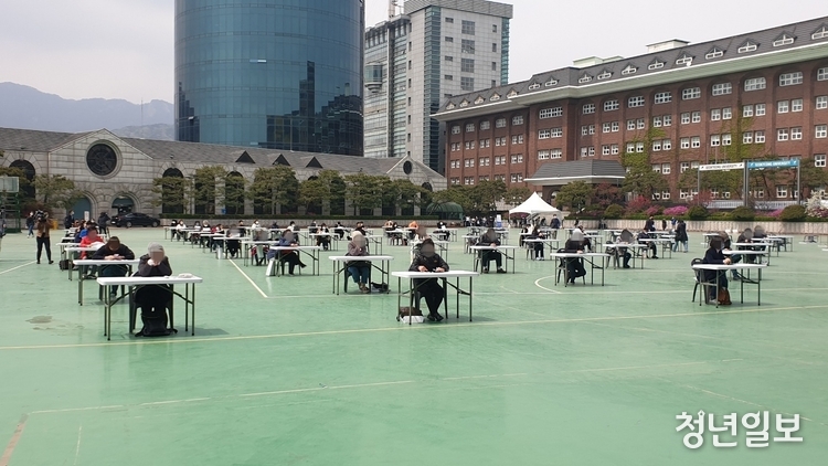 코로나19로 인해 열리지 못했던 보험설계사 시험이 25일 서울 서경대학교 운동장에서 치러지고 있다. (사진=정재혁 기자)