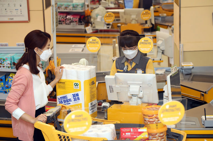 11일 오전 이마트 성수점 '고객안심가드'가 설치된 계산대에서 직원이 물건을 계산하고 있다. (사진=이마트)