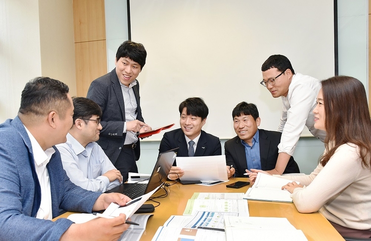 인공지능(AI) 기술을 접목한 보험사기예측시스템 'K-FDS'를 자체 개발한 교보생명 보험사기특별조사팀(SIU부) 직원들이 시스템 운영에 관한 회의를 하고 있다. (사진=교보생명)