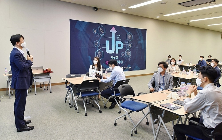 지난 27일 오후 광화문 교보생명 본사에서 열린 '세상에 임팩트를 더하자,업' 3기 출범식에서 차경식 교보생명 교보다솜이지원센터장이 환영사를 하고 있다. (사진=교보생명)