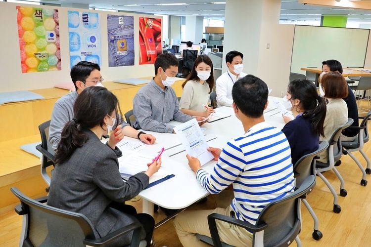 우리은행은 창의적이고 유연한 기업문화 조성을 위해 내달 1일부터 국내 전 직원의 복장 자율화를 시행한다. 사진은 자율복 차림으로 근무하는 우리은행 본점 직원들. (사진=우리은행) 