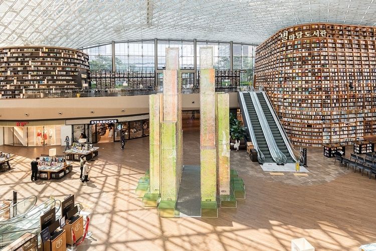 31일, 서울 삼성동 스타필드 코엑스몰 별마당 도서관에 이은숙·성병권 작가의 작품, ‘빛의 도시’가 새로운 랜드마크로 설치됐다. 별마당 도서관은 올해로 개관 3주년을 맞았다.