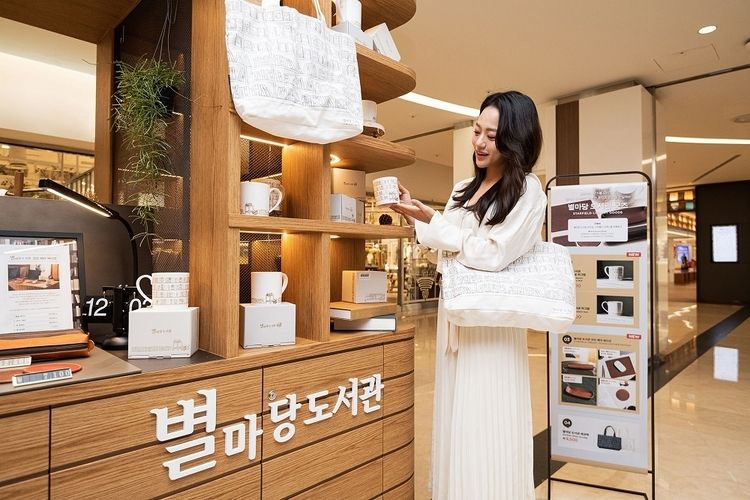 31일, 서울 삼성동 스타필드 코엑스몰 별마당 도서관에서 모델들이 새롭게 출시된 ‘별마당 도서관 굿즈’들을 선보이고 있다.