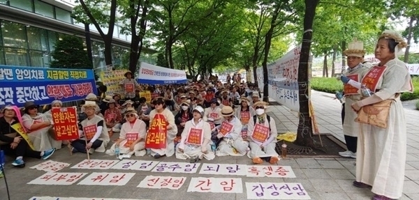 삼성생명 암 보험 가입자들이 주축이 된 보암모 회원들이 서울 여의도 소재 금융감독원 입구에서 항의 시위하는 모습.