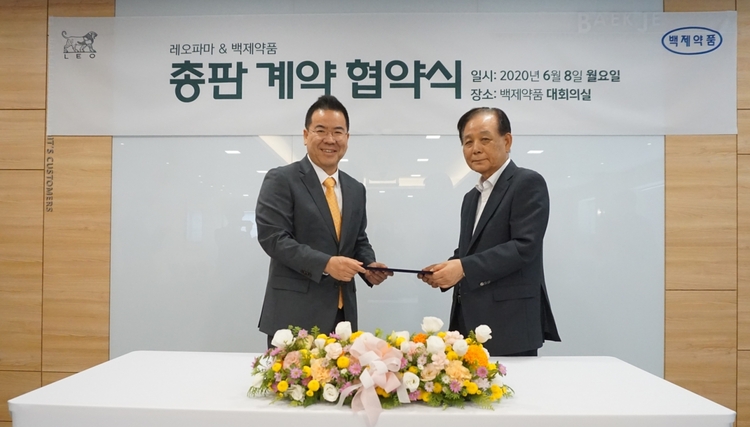 레오파마와 백제약품의 총판 계약 협약식에서 레오파마 신정범 대표(왼쪽)와 백제약품 김동구 회장이 기념촬영을 하고 있다.