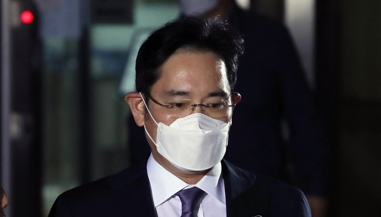 불법 경영 승계 의혹을 받는 이재용 삼성전자 부회장이 8일 서초구 서울중앙지방법원에서 열린 구속 전 피의자 심문(영장실질심사)을 마친 뒤 법정을 나서고 있다. (사진=연합뉴스)