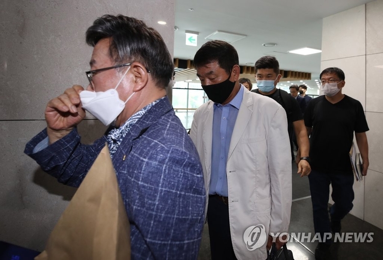 IBK기업은행을 통해 디스커버리자산운용 펀드에 투자했다가 투자금을 돌려받지 못하고 있는 투자자들이 자넌 8일 오후 서울 중구 IBK파이낸스타워에서 윤종원 기업은행장과 간담회를 하기 위해 이동하고 있다. (사진=연합뉴스)