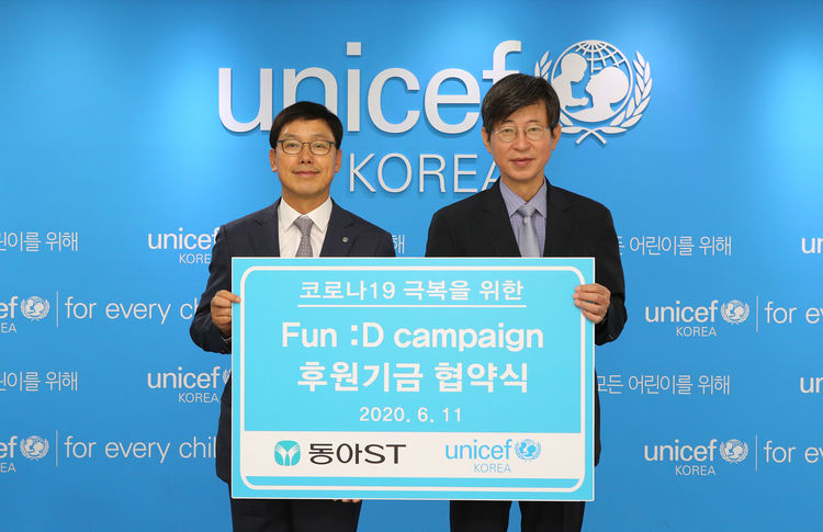 후원기금 협약식 직후 동아에스티 엄대식 회장(왼쪽)과 유니세프한국위원회 이기철 사무총장이 기념촬영을 하고 있다.