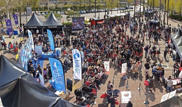 지난해 4월 ‘2019 스무살우리 리그오브레전드 챔피언스 코리아 스프링 결승전’ 현장. (사진=우리은행)