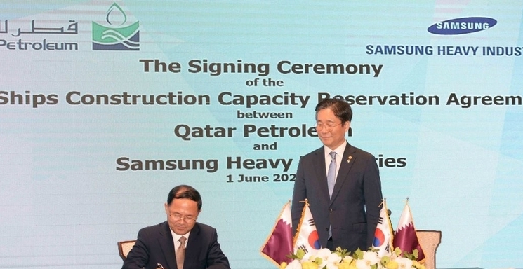 사진=남준우 삼성중공업 대표(왼쪽)가 지난 1일 오후 서울 롯데호텔 에메랄드룸에서 열린 '카타르 LNG운반선 슬롯예약계약 MOA 서명식'에서 협약서에 서명하고 있다.