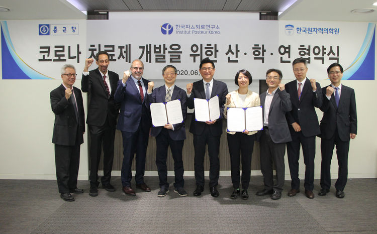 지난 15일 서울 충정로 종근당 본사에서 열린 코로나19 치료제 개발 협약식 후 참석자들이 기념촬영을 하고 있다. (왼쪽 세 번째부터) 필립 르포르 주한 프랑스 대사, 한국파스퇴르연구소 류왕식 소장, 종근당 김영주 대표, 한국원자력의학원 김미숙 원장(사진=종근당)