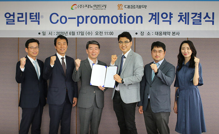 대웅제약과 지노믹트리 주요 관계자들이 조인식을 마치고 기념사진을 찍고 있다. 왼쪽부터 지노믹트리 이용운 상무, 윤치왕 부사장, 안성환 대표, 대웅제약 전승호 대표, 이창재 부사장, 박은경 사업부장(사진=대웅제약)