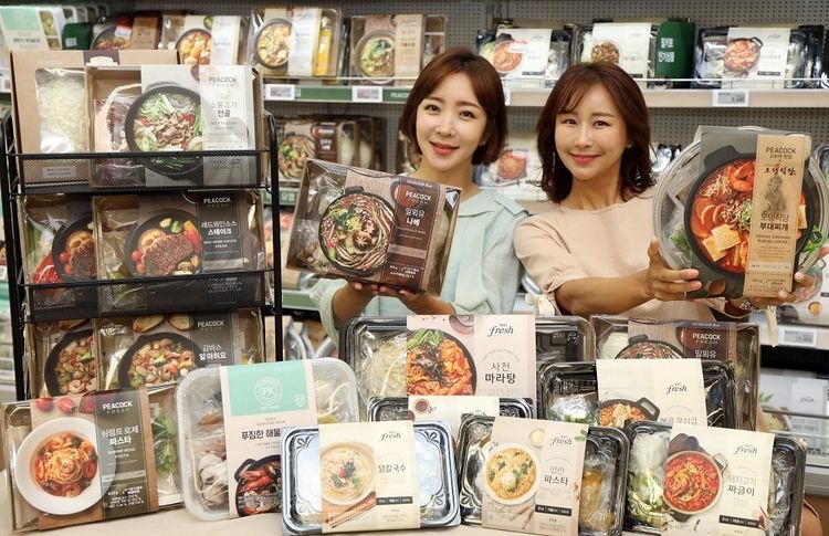 18일 목요일 오전 이마트 성수점에서 모델들이 '피코크 밀키트' 할인전을 소개하고 있다. (사진=이마트)